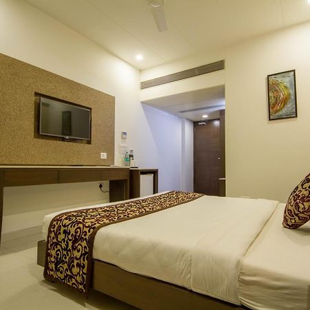 Tgv Hotel Ахмедабад Экстерьер фото