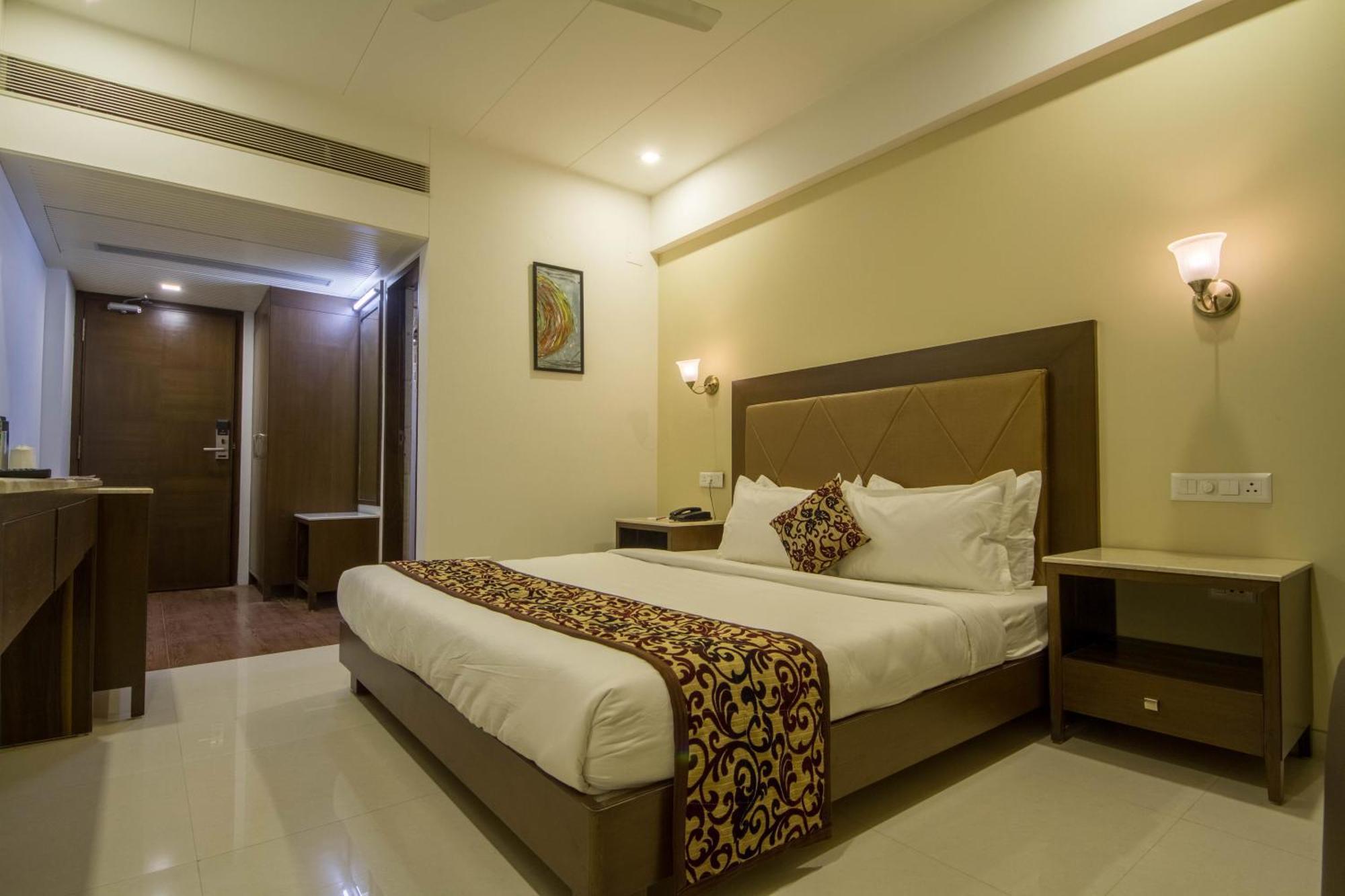 Tgv Hotel Ахмедабад Экстерьер фото