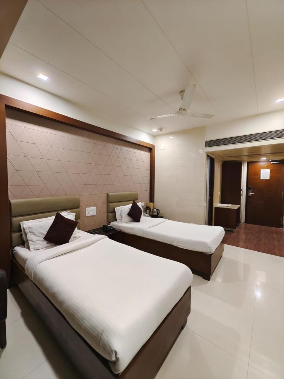 Tgv Hotel Ахмедабад Экстерьер фото